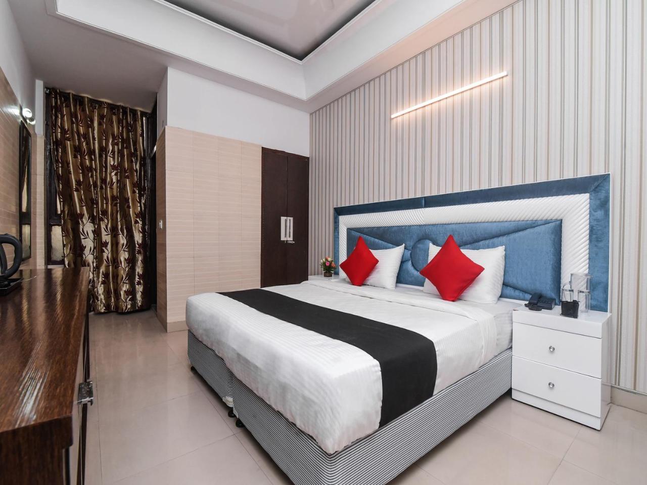 Capital O 16676 Near Noida City Center Extérieur photo