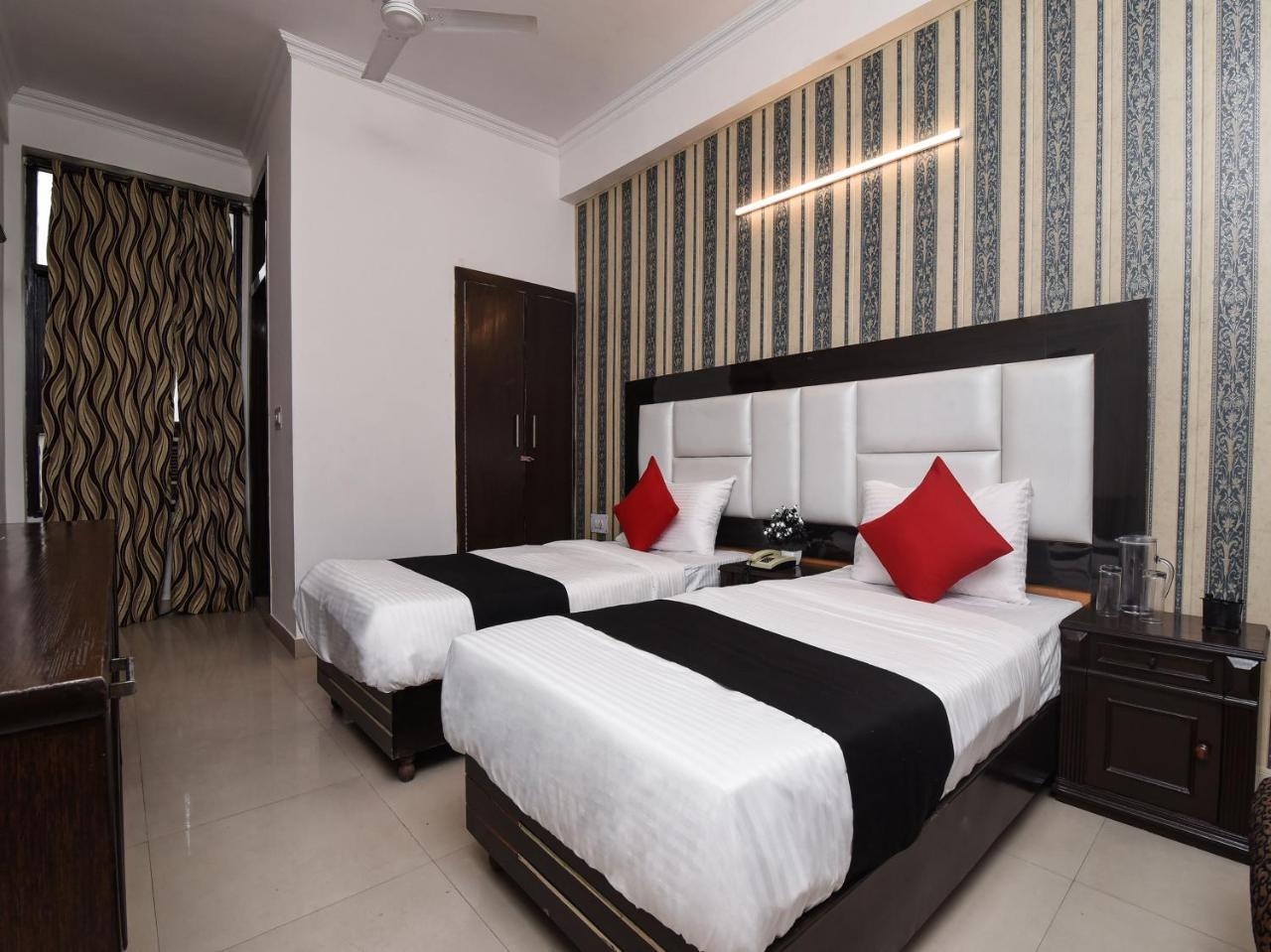 Capital O 16676 Near Noida City Center Extérieur photo