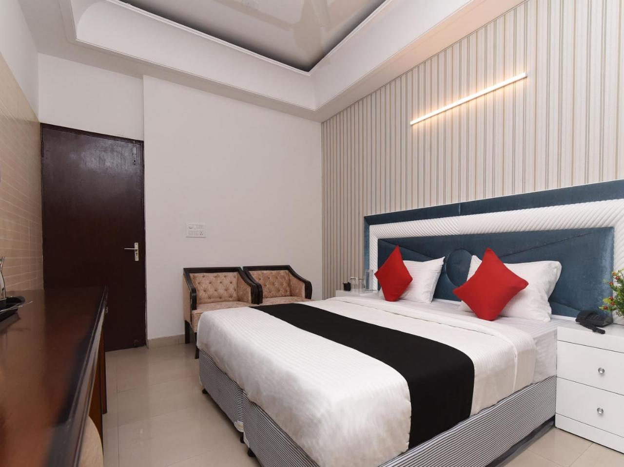 Capital O 16676 Near Noida City Center Extérieur photo