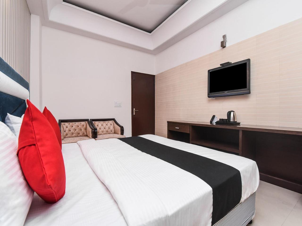 Capital O 16676 Near Noida City Center Extérieur photo
