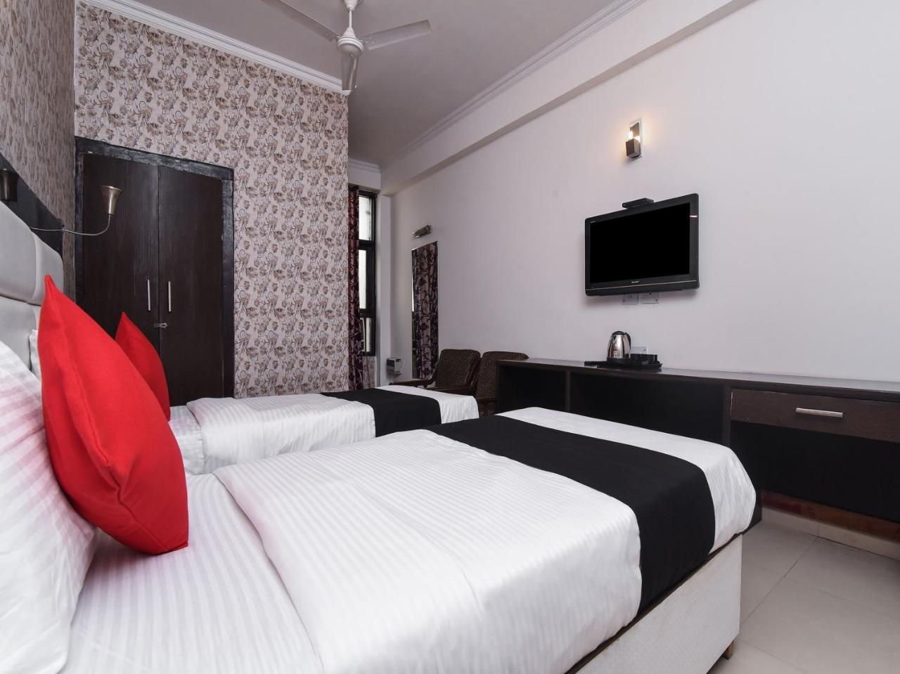 Capital O 16676 Near Noida City Center Extérieur photo