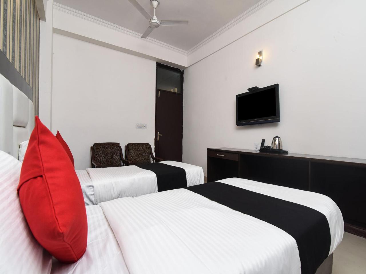 Capital O 16676 Near Noida City Center Extérieur photo